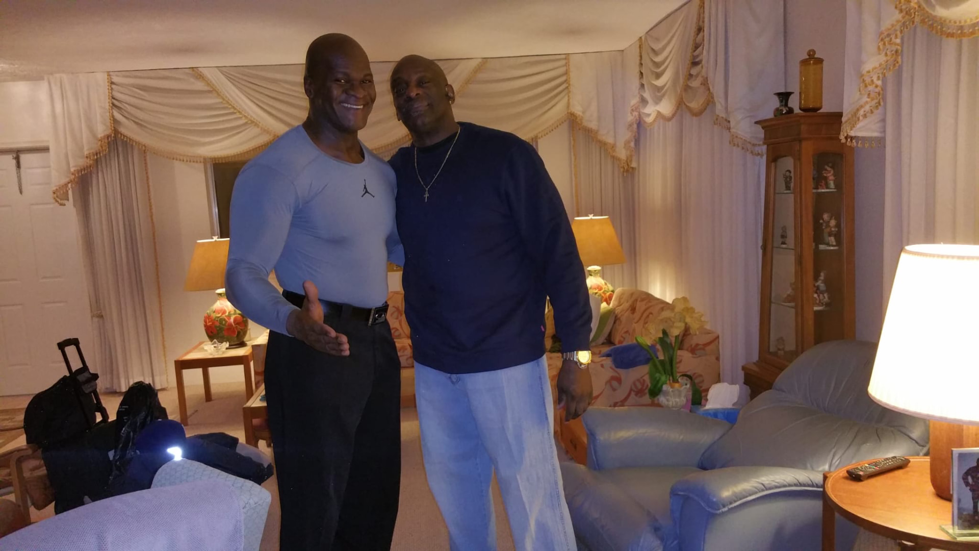 Lamar Lowery mit seinem Cousin bei einem Besuch zuhause