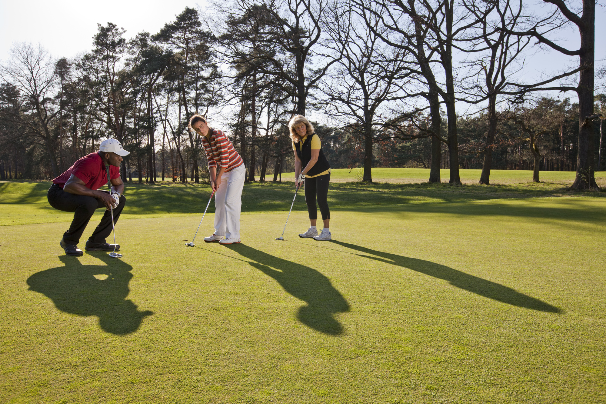 Lamar Lowery beim Golftraining auf dem Putting Green