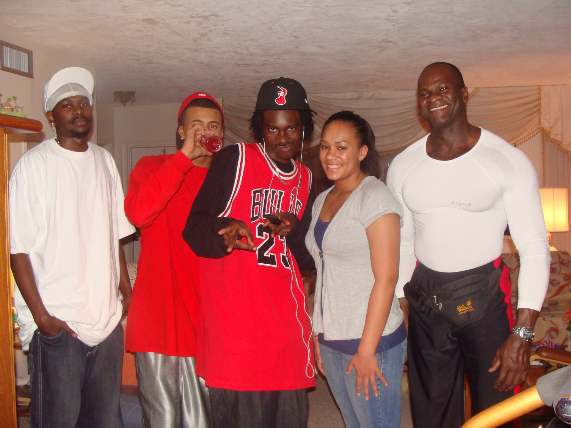 Lamar Lowery mit Familie und Freunden bei einem gemeinsamen Abend zuhause