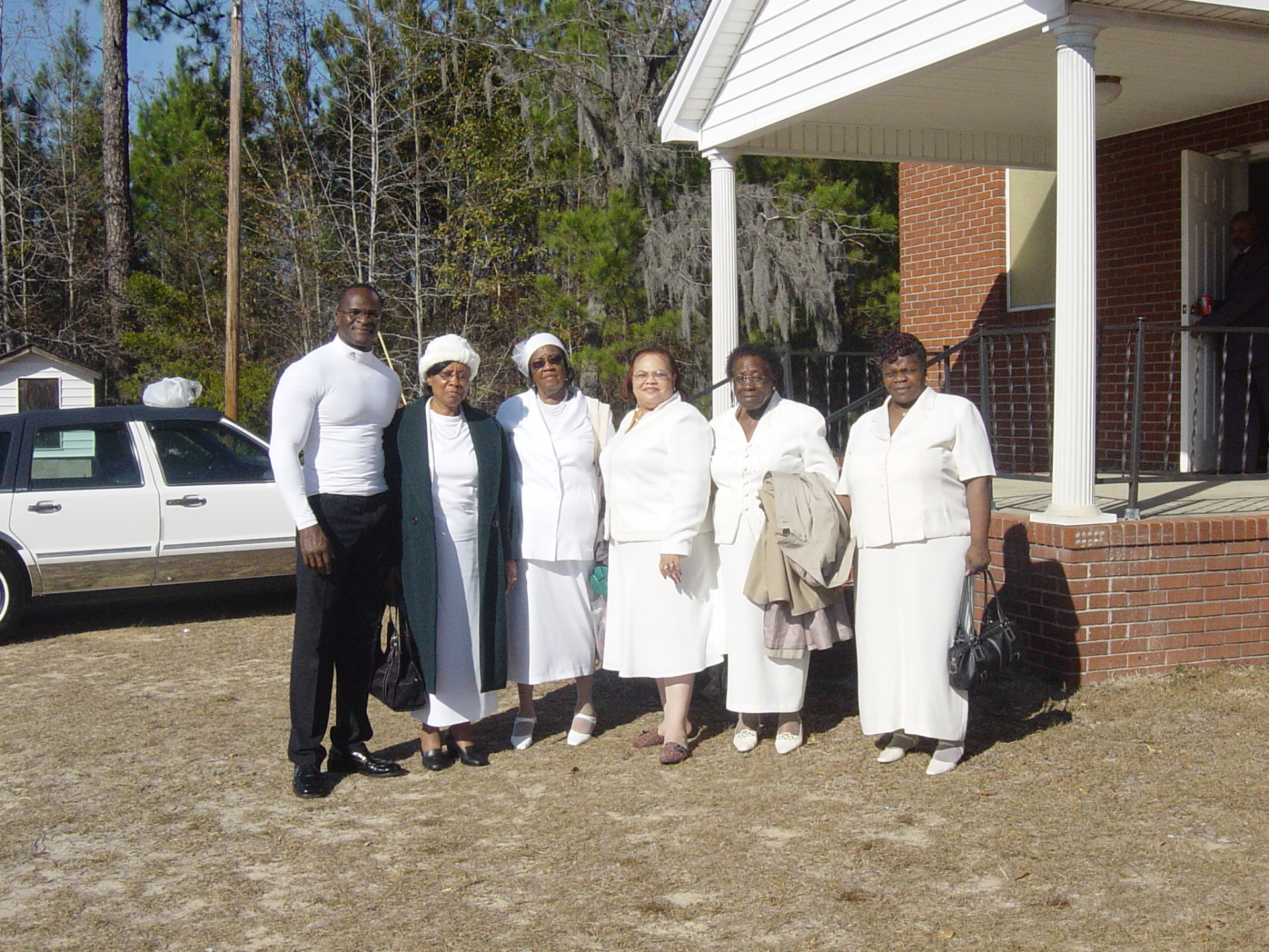Lamar Lowery mit Familie vor einem Haus in South Carolina