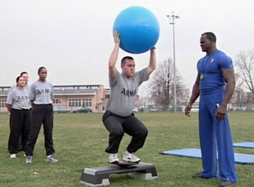 Lamar Lowery leitet ein frühes Outdoor-Training mit Ball
