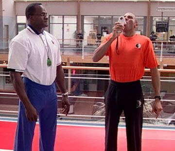 Lamar Lowery begleitet ein frühes Indoor-Training